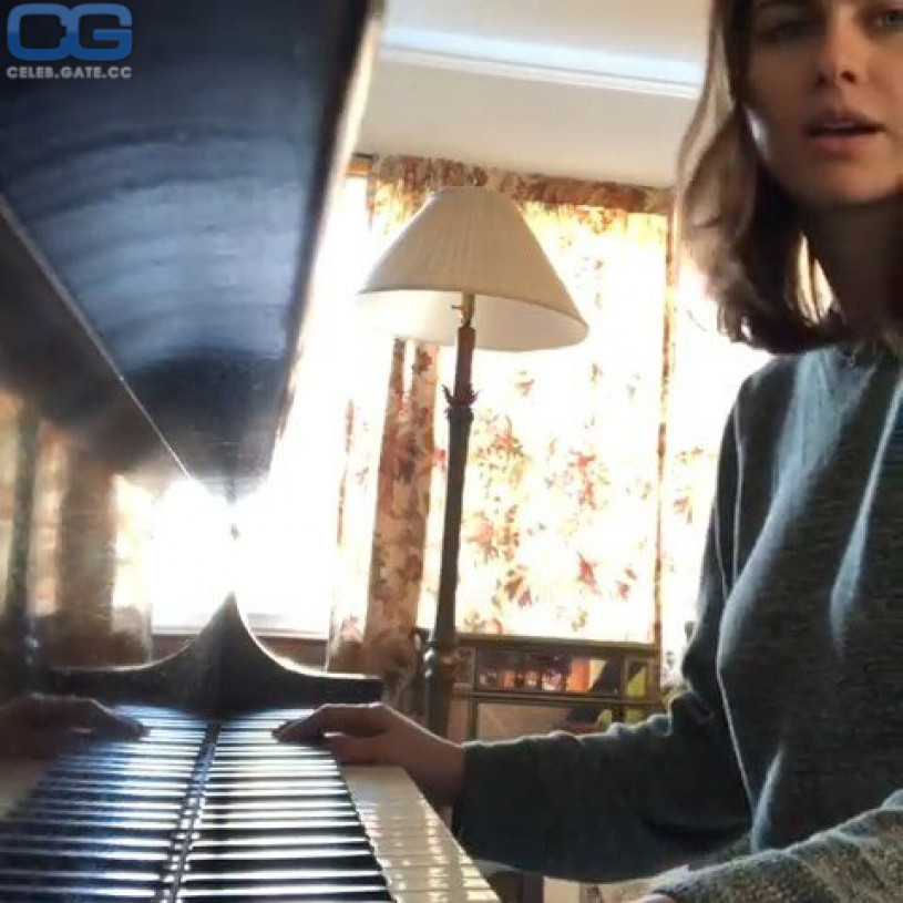 Alexandra Daddario nackt, Nacktbilder, Playboy, Nacktfotos, Fakes, Oben Ohne