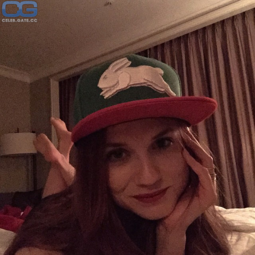 Bonnie Wright nackt, Nacktbilder, Playboy, Nacktfotos, Fakes, Oben Ohne