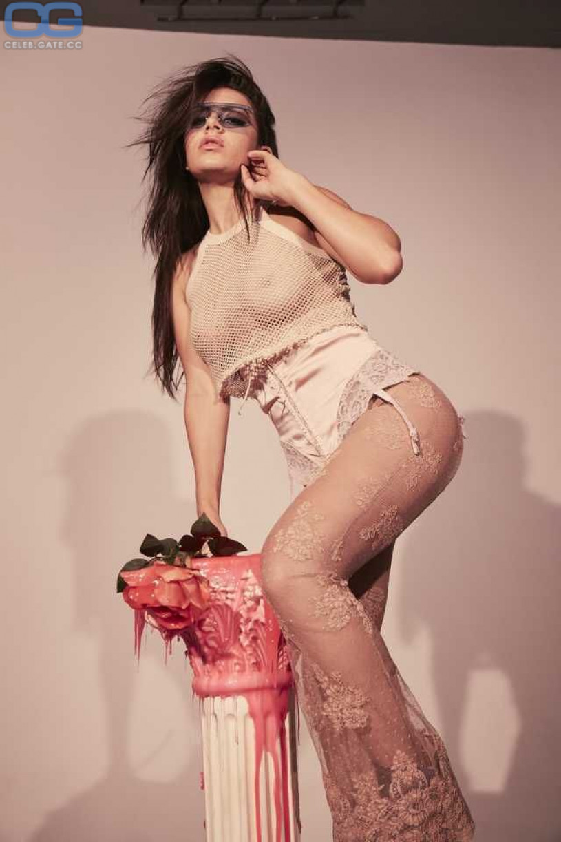 Charli XCX Nackt Nacktbilder Playboy Nacktfotos Fakes Oben Ohne