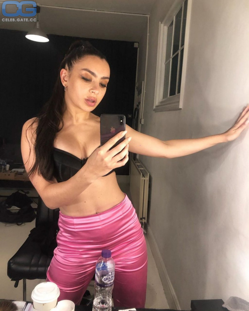 Charli XCX Nackt Nacktbilder Playboy Nacktfotos Fakes Oben Ohne