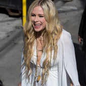 Avril Lavigne cleavage
