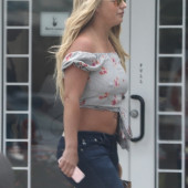 Britney Spears braless