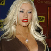 Christina Aguilera oben ohne