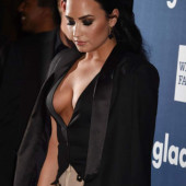 Demi Lovato sideboob