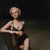 Julia Garner 