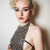Julia Garner 
