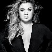 Kelly Clarkson cleavage