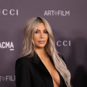Kim Kardashian sideboob