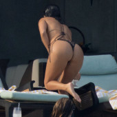 Kourtney Kardashian body