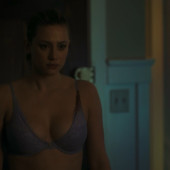 Lili Reinhart 