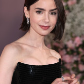 Lily Collins 