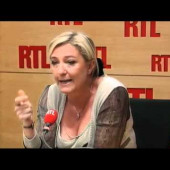 Marine Le Pen dekollete