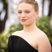 Mia Threapleton 