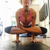 Miley Cyrus yoga