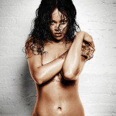 Rihanna oben ohne