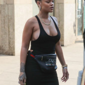 Rihanna sideboob