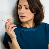 Sonja Romei raucht