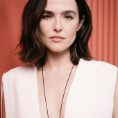 Zoey Deutch 