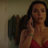 Zoey Deutch 