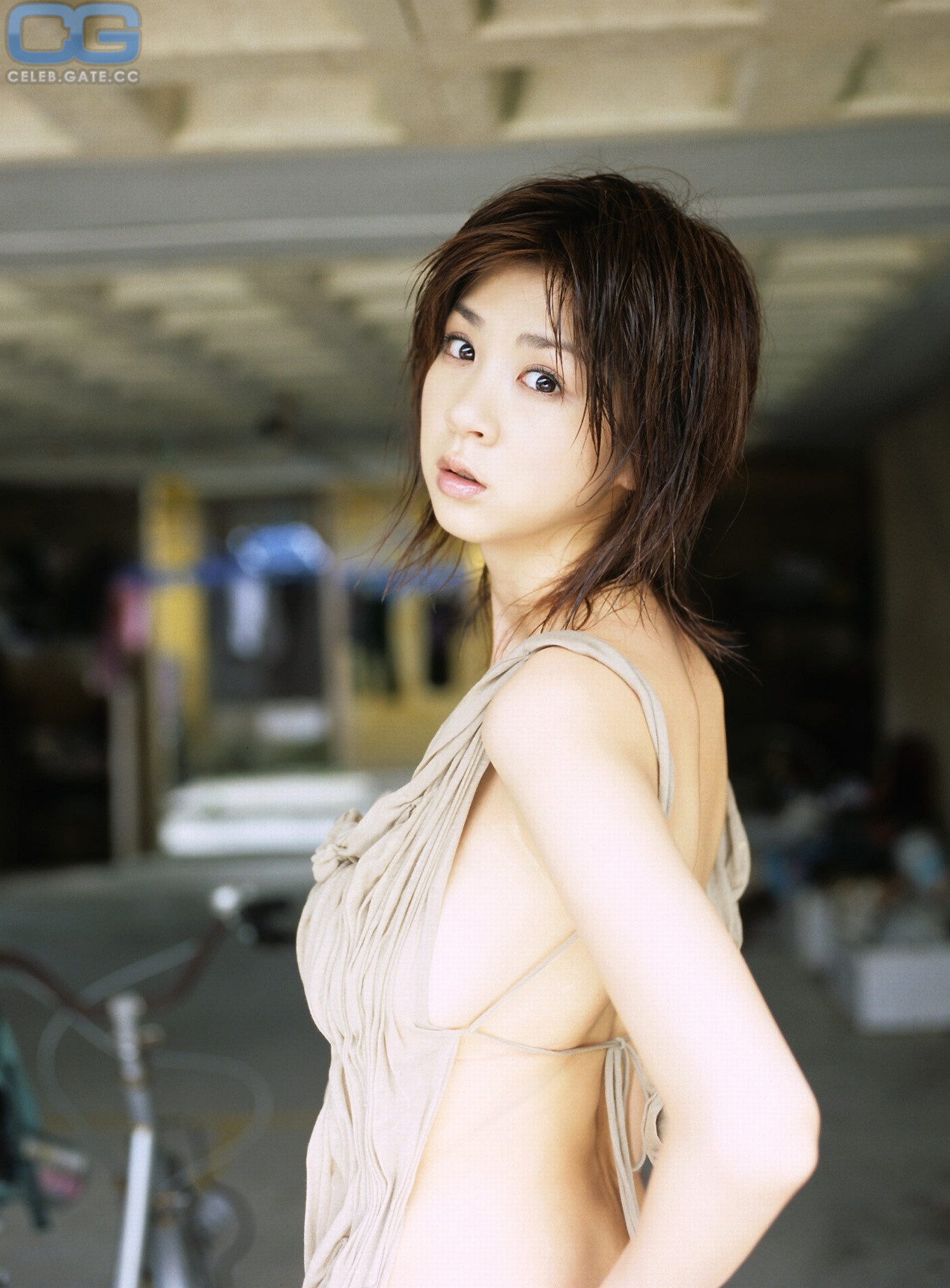 Aki Hoshino 