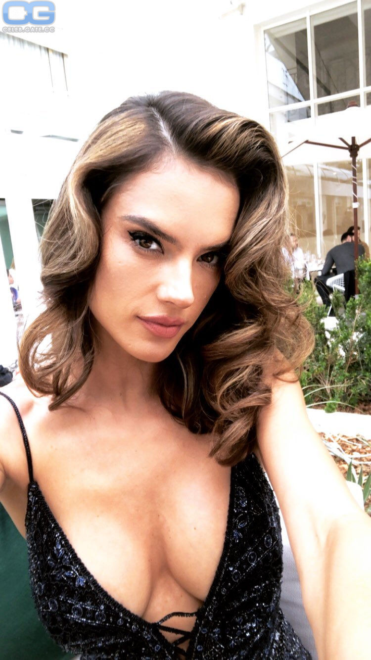 Alessandra Ambrosio cleavage