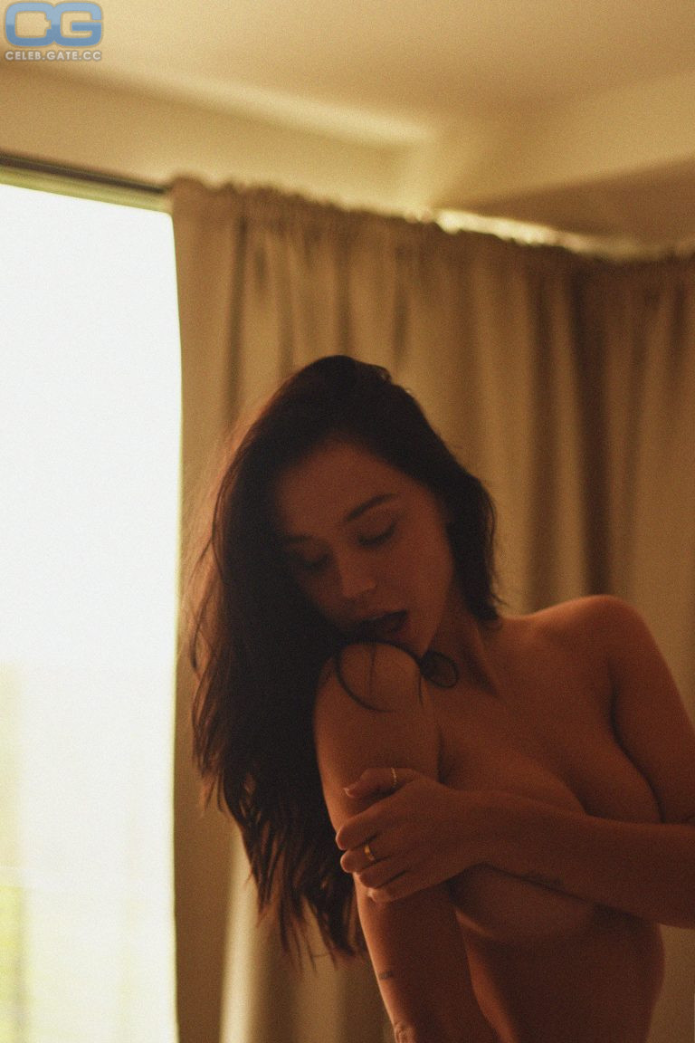 Alexis Ren naked