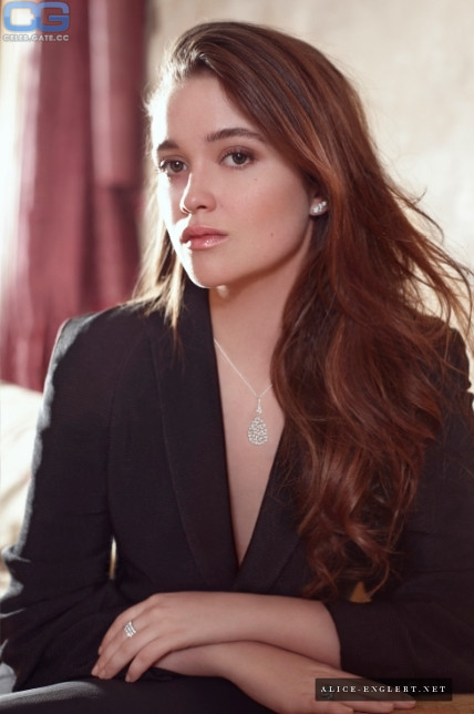 Alice Englert sexy