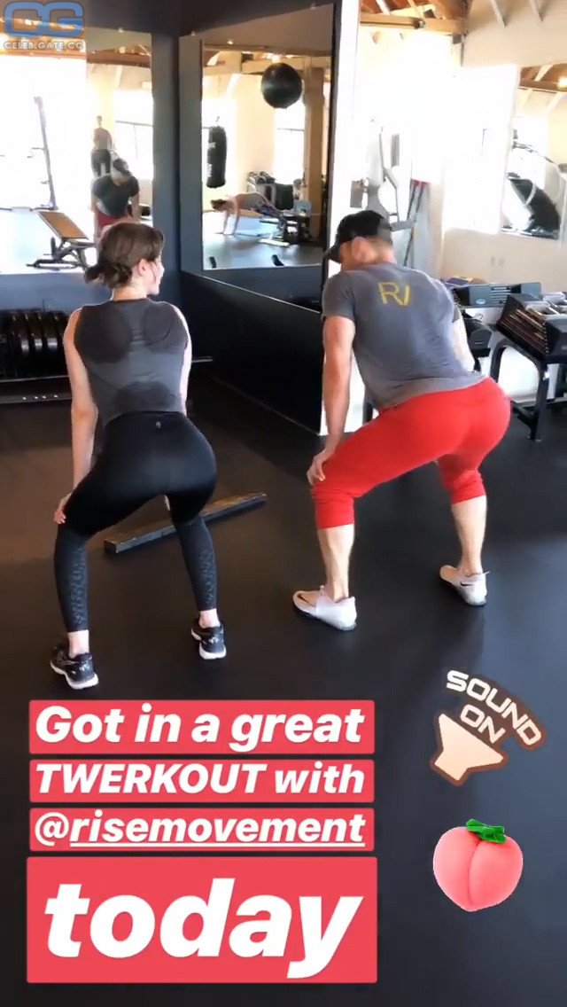 Alison Brie leggings