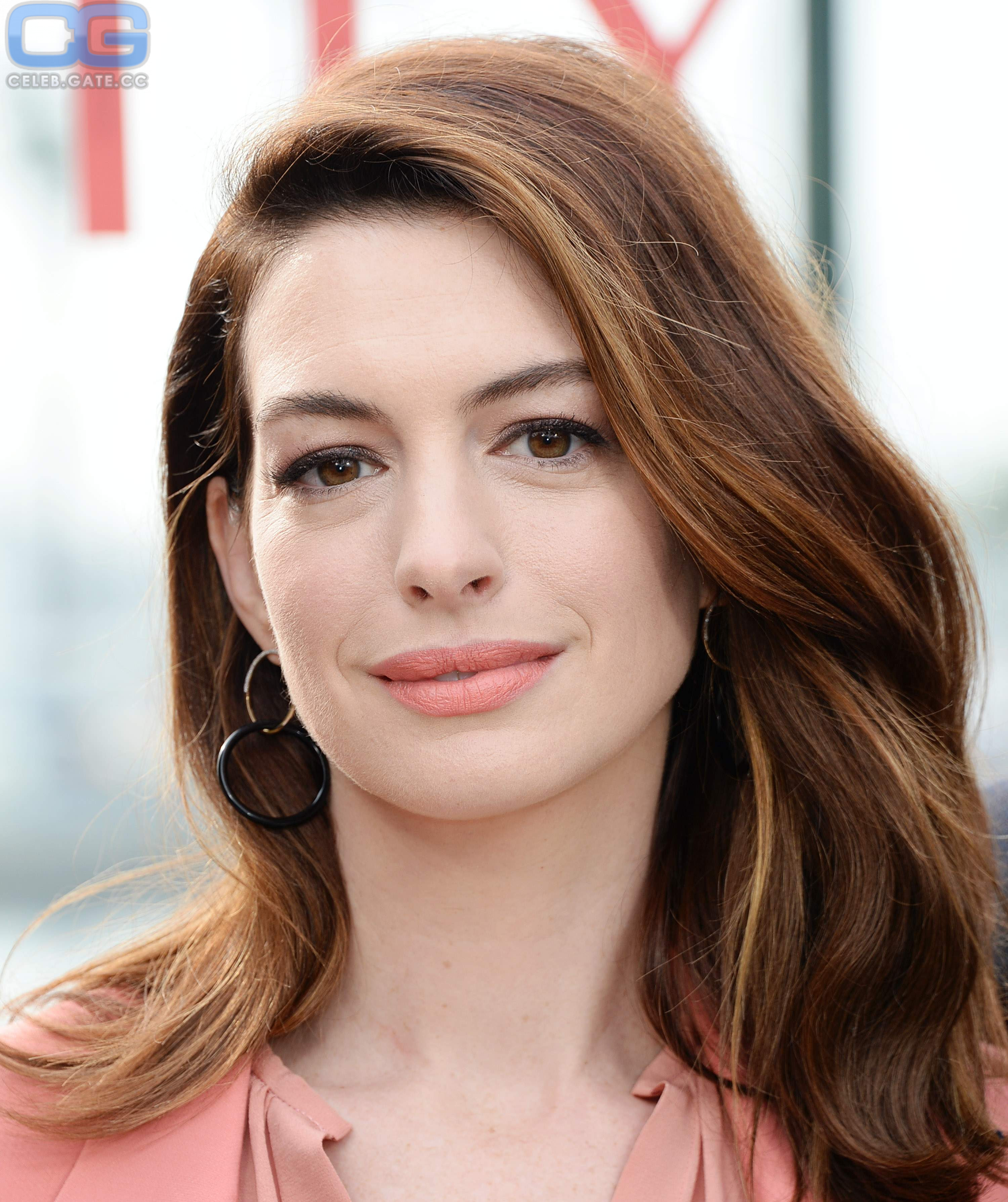 Anne Hathaway face