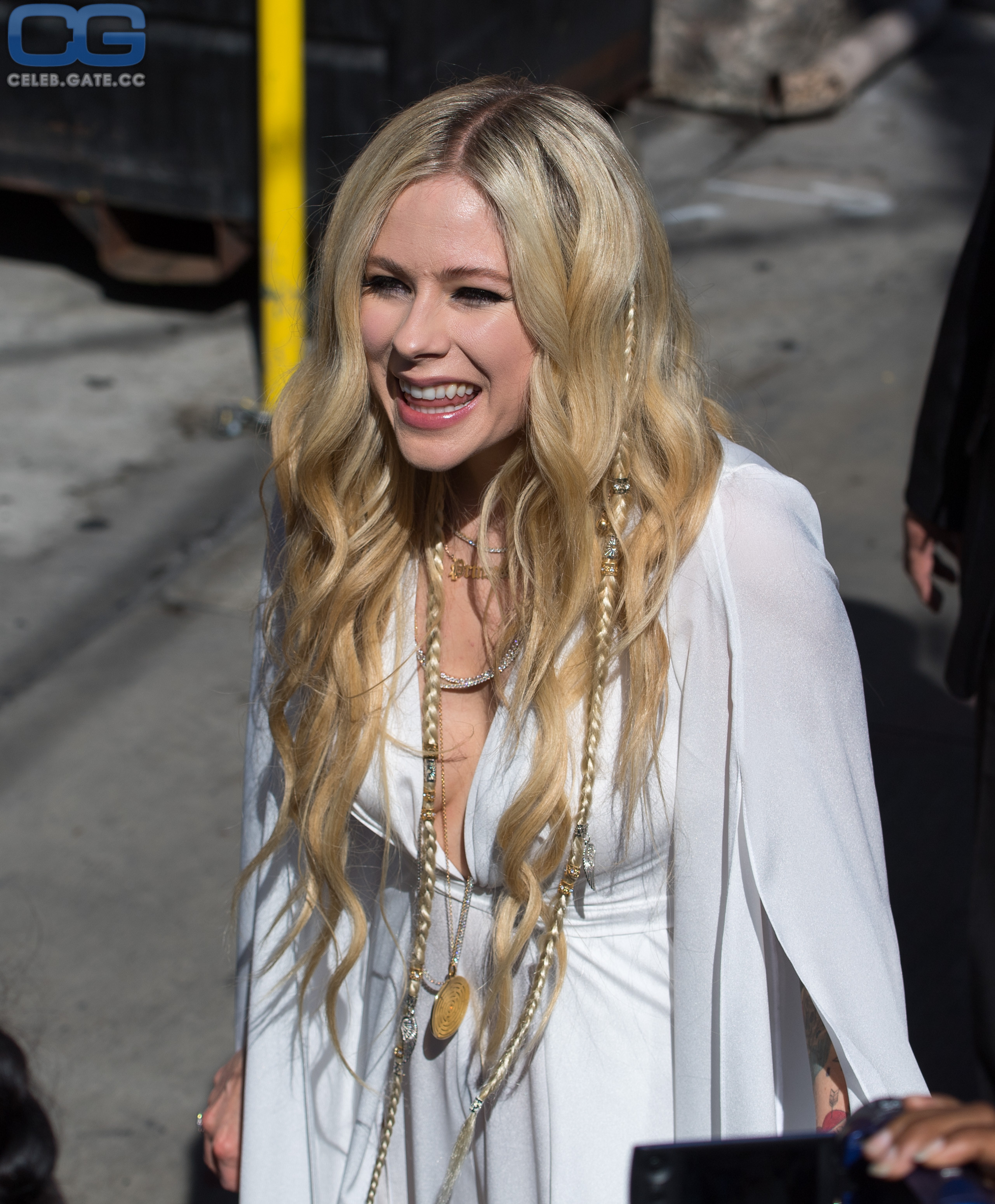 Avril Lavigne cleavage