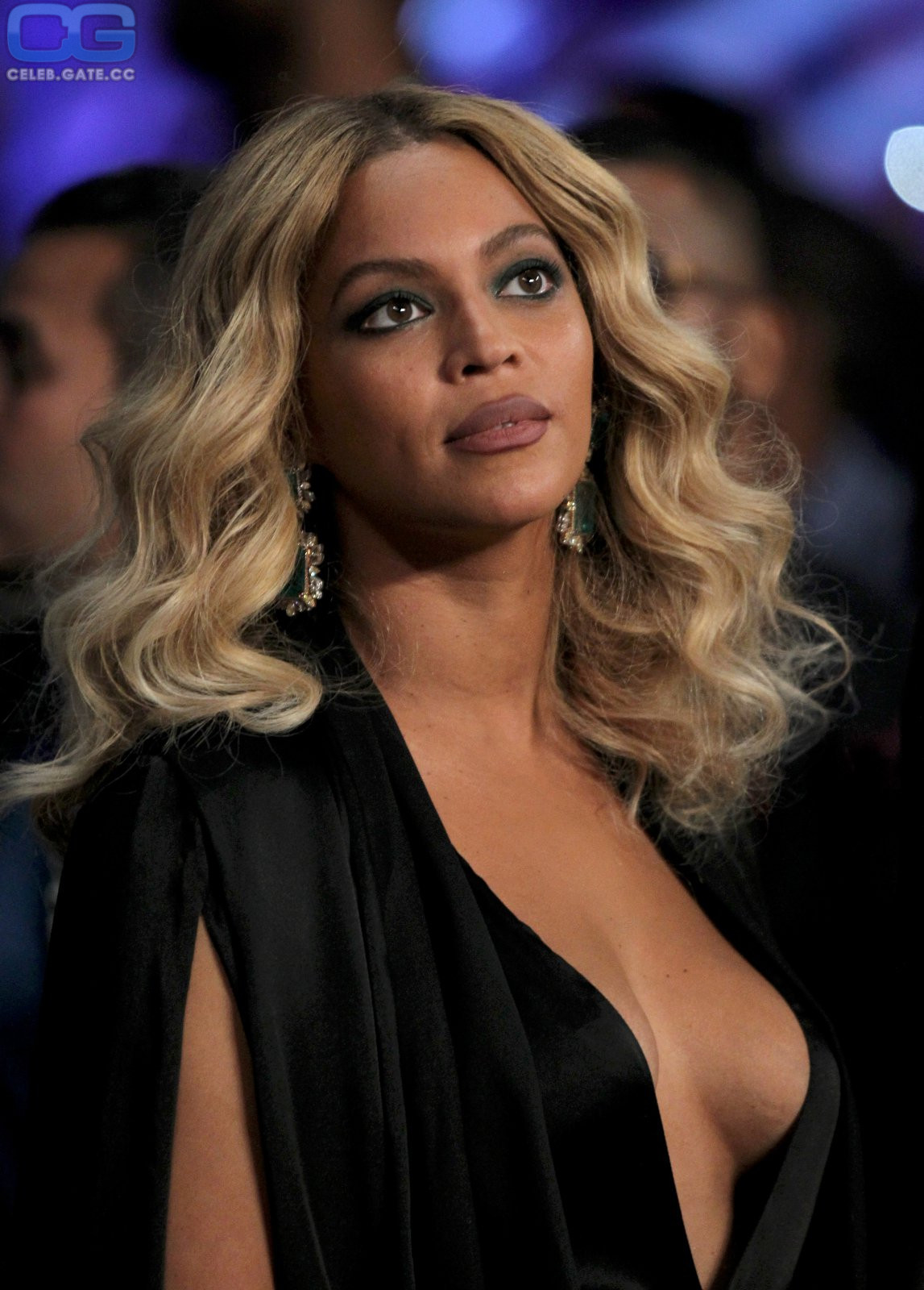 Beyonce Knowles tit slip