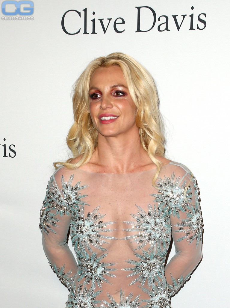 Britney Spears braless