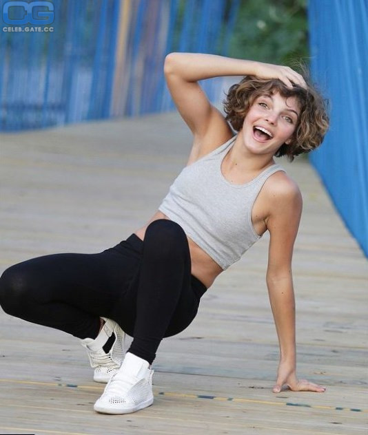 Camren Bicondova leggings