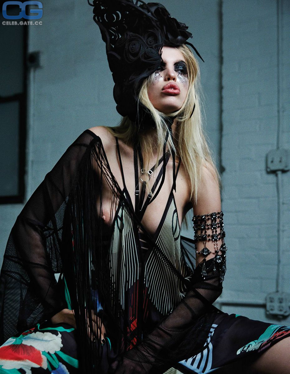 Daphne Groeneveld nipple slip