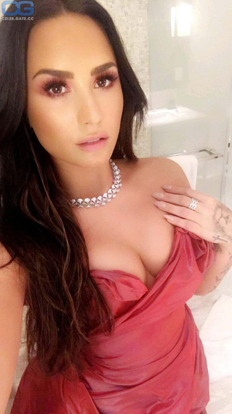 Demi Lovato cleavage