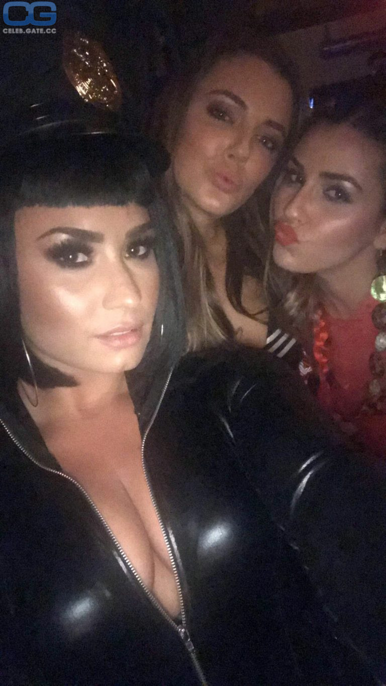 Demi Lovato cleavage