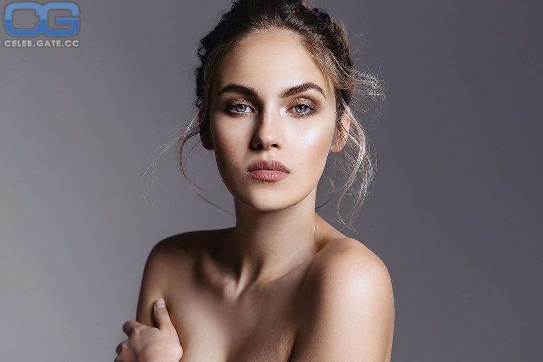 Elena Carriere nude