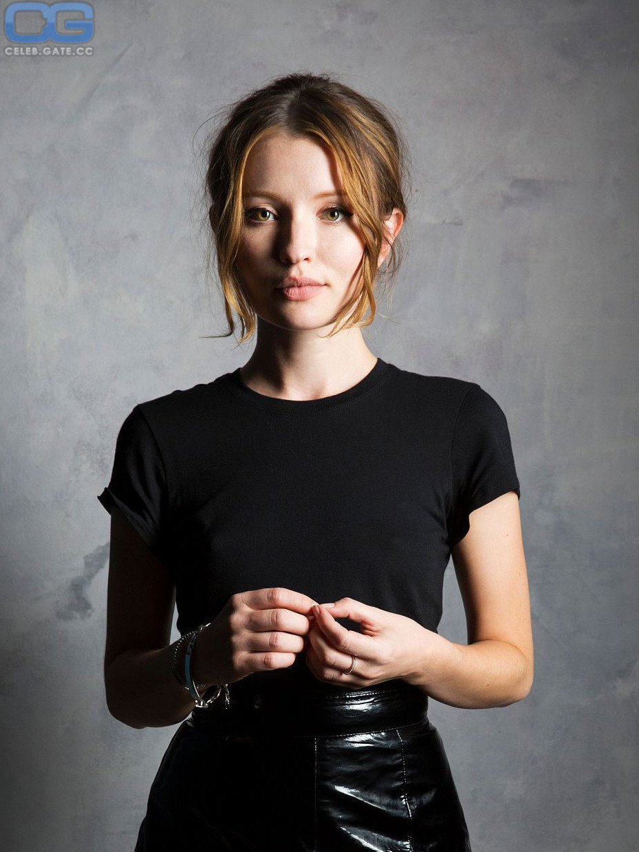Emily Browning sexy