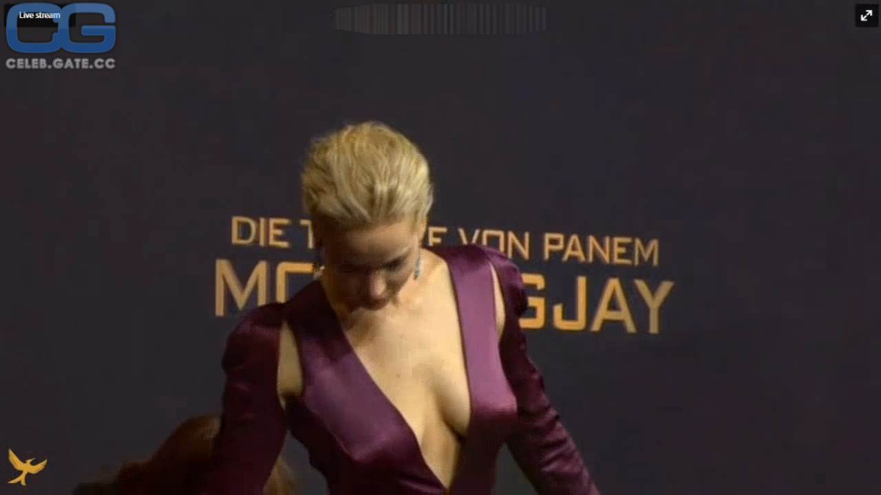 Jennifer Lawrence cleavage