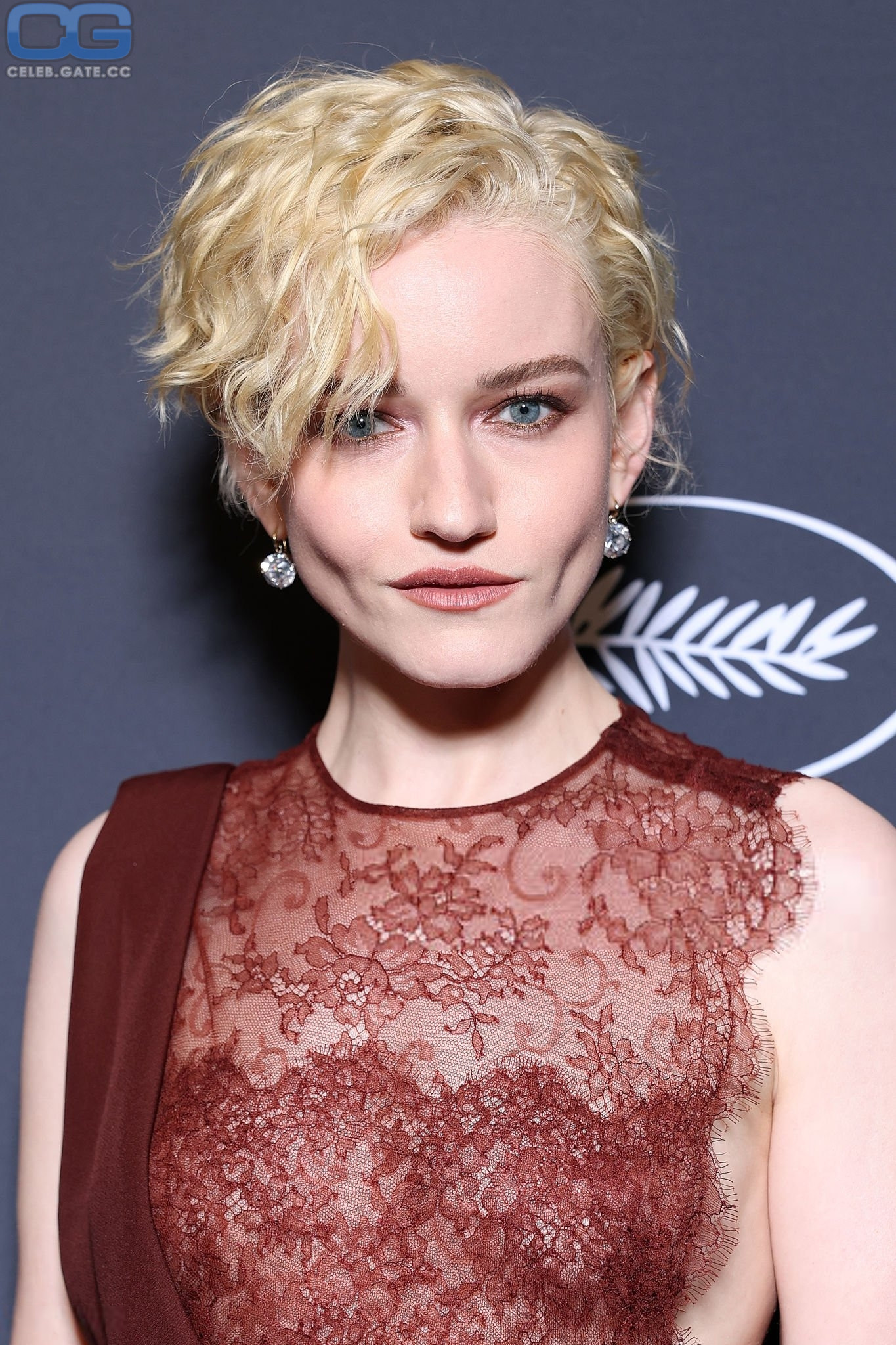 Julia Garner 