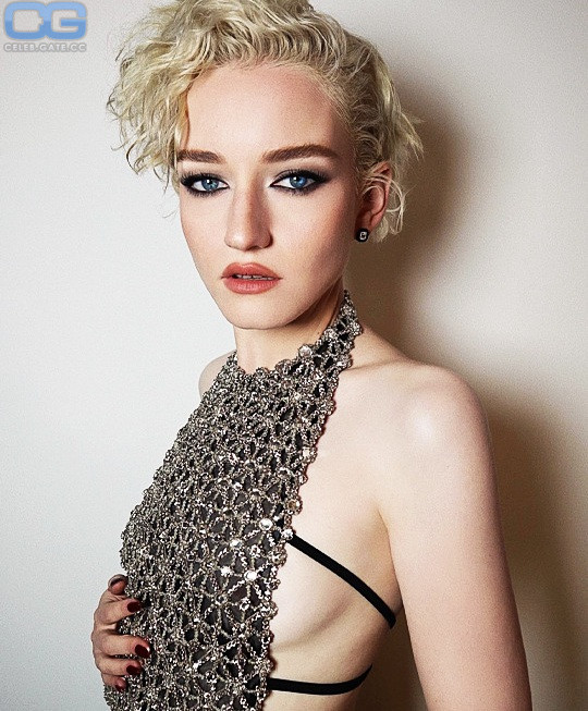 Julia Garner 