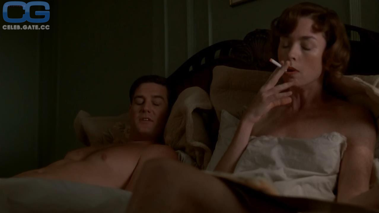 Julianne Nicholson 