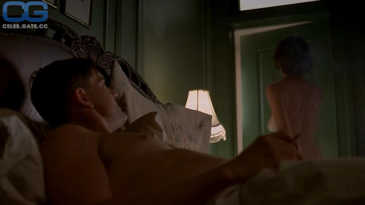 Julianne Nicholson 