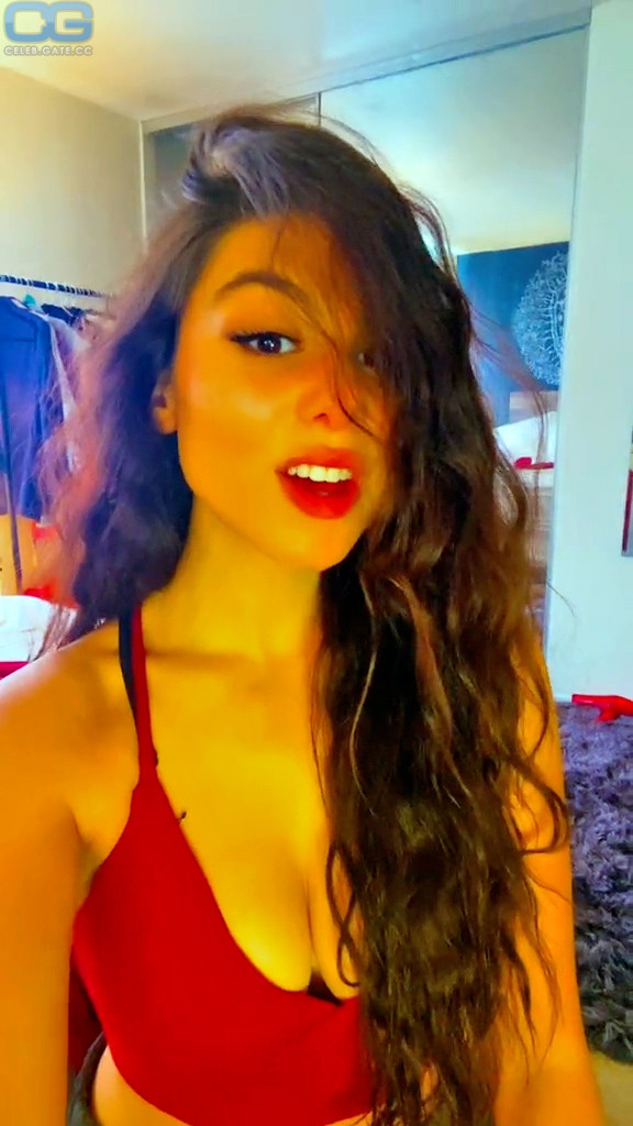 Kira Kosarin 