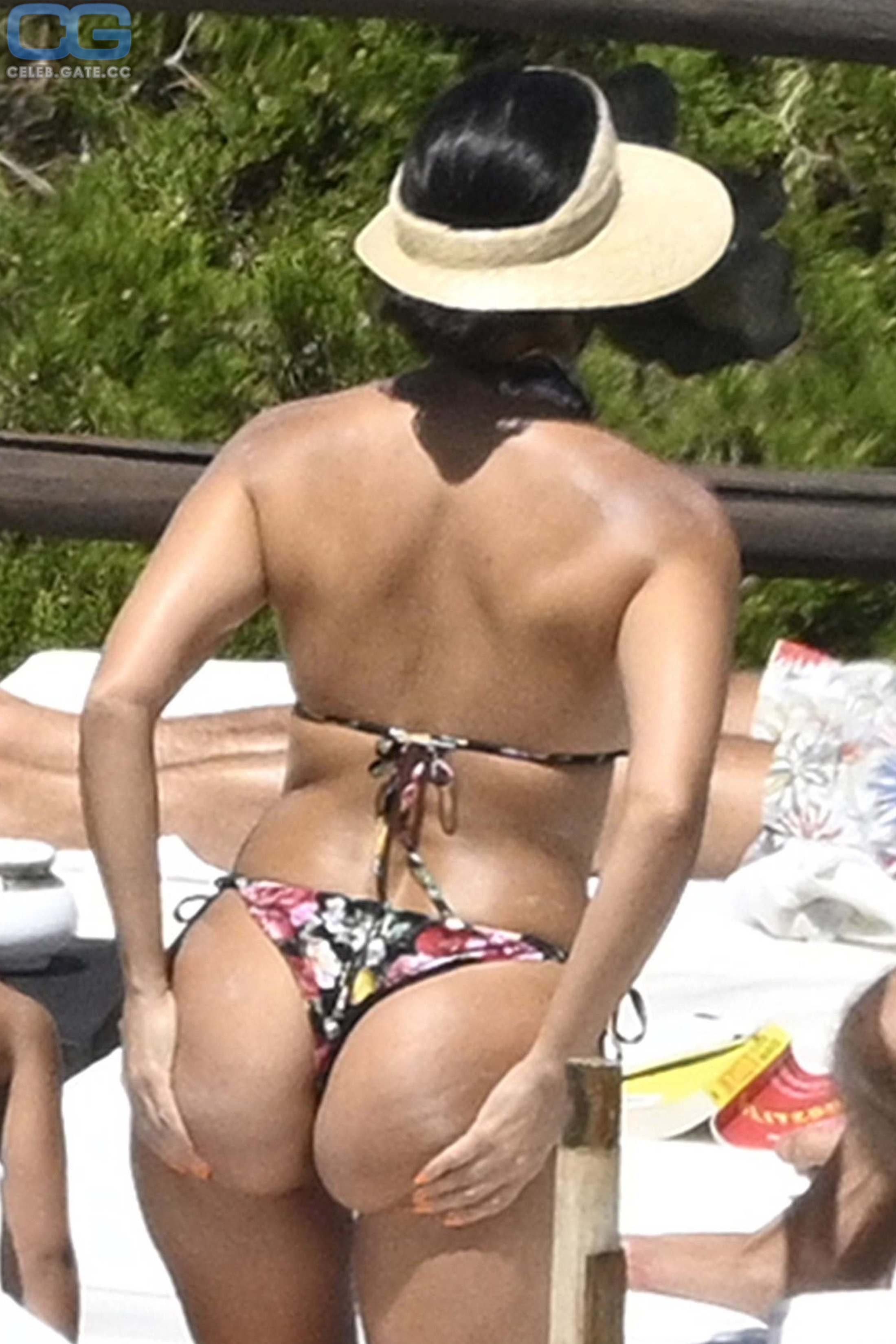 Kourtney Kardashian Naked Boobs
