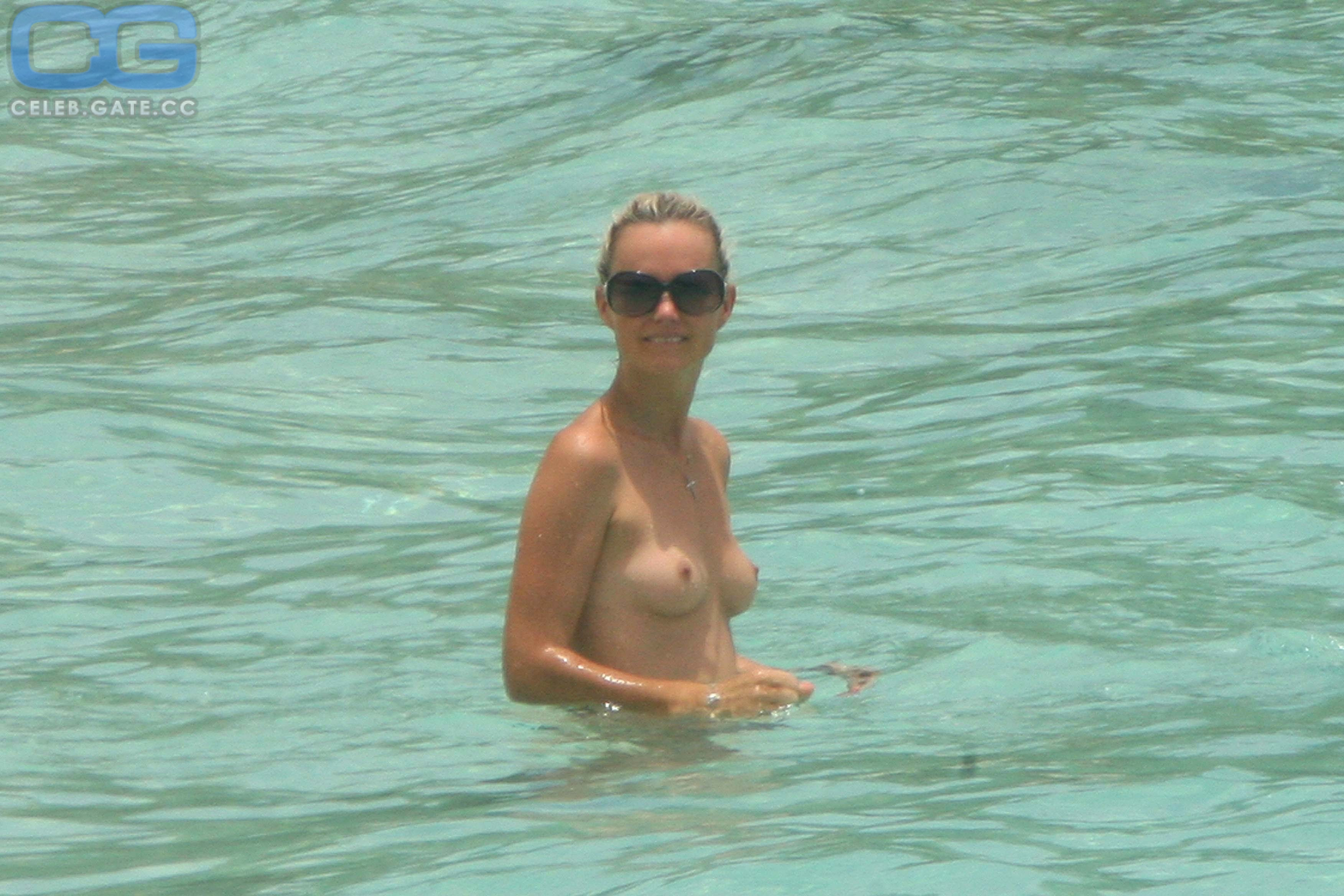 Laeticia Hallyday topless