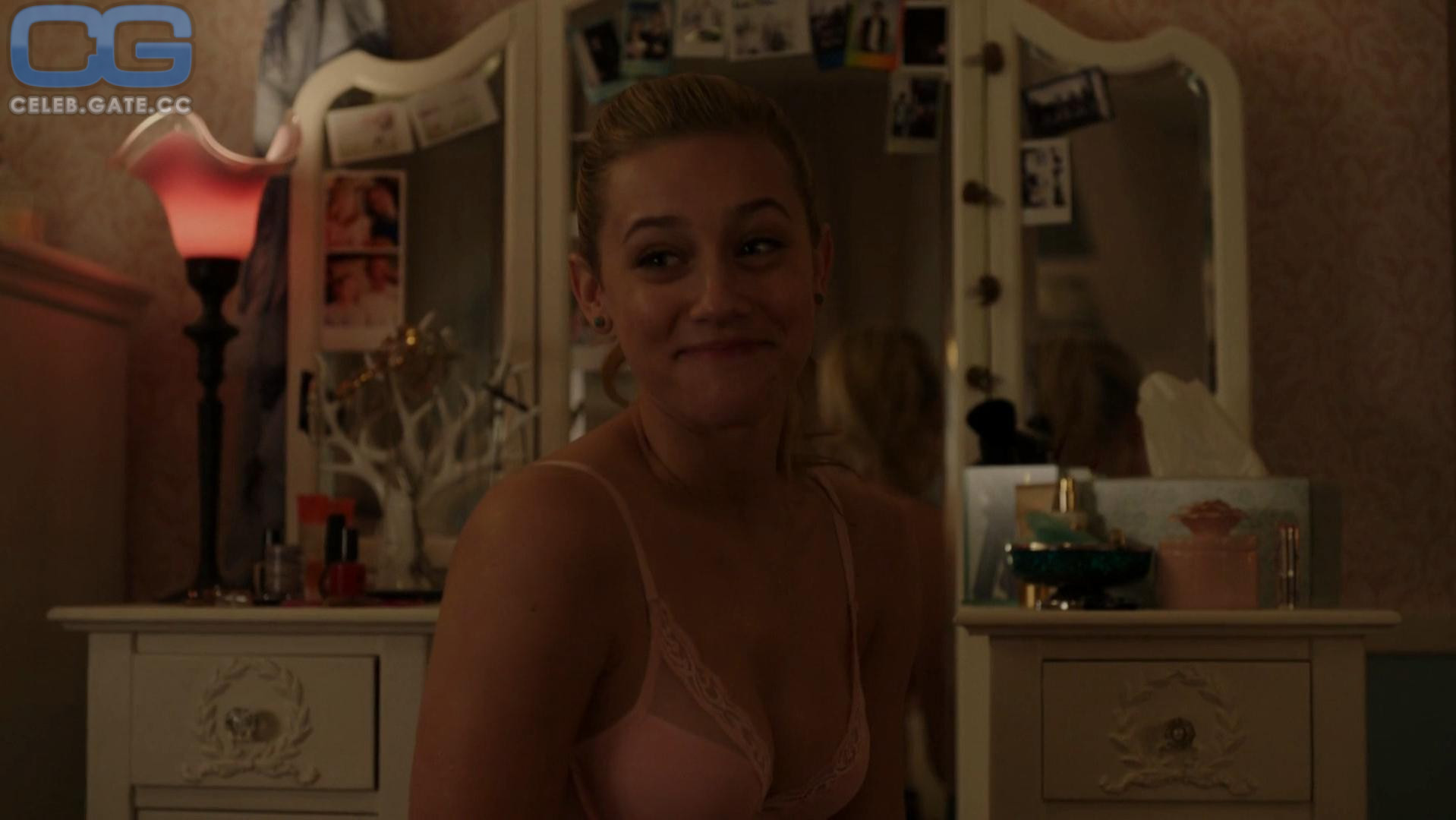 Lili Reinhart 