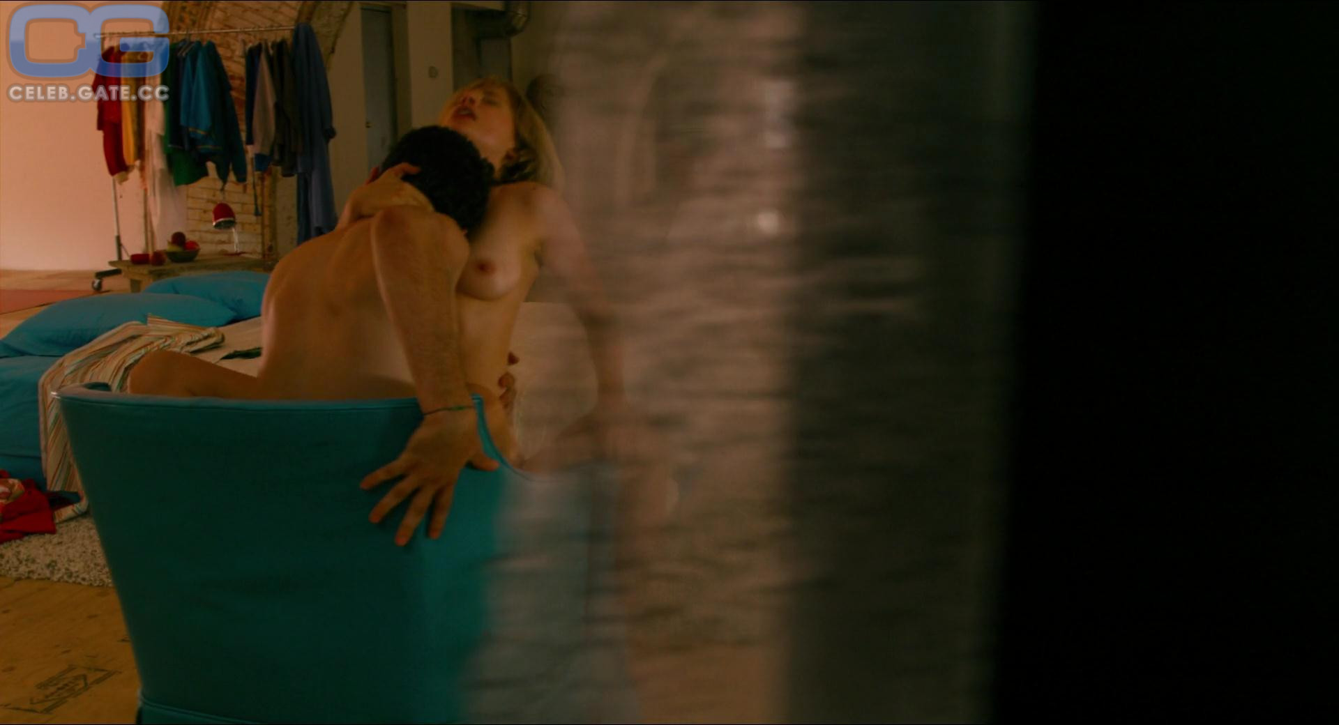 Michelle Williams topless scene
