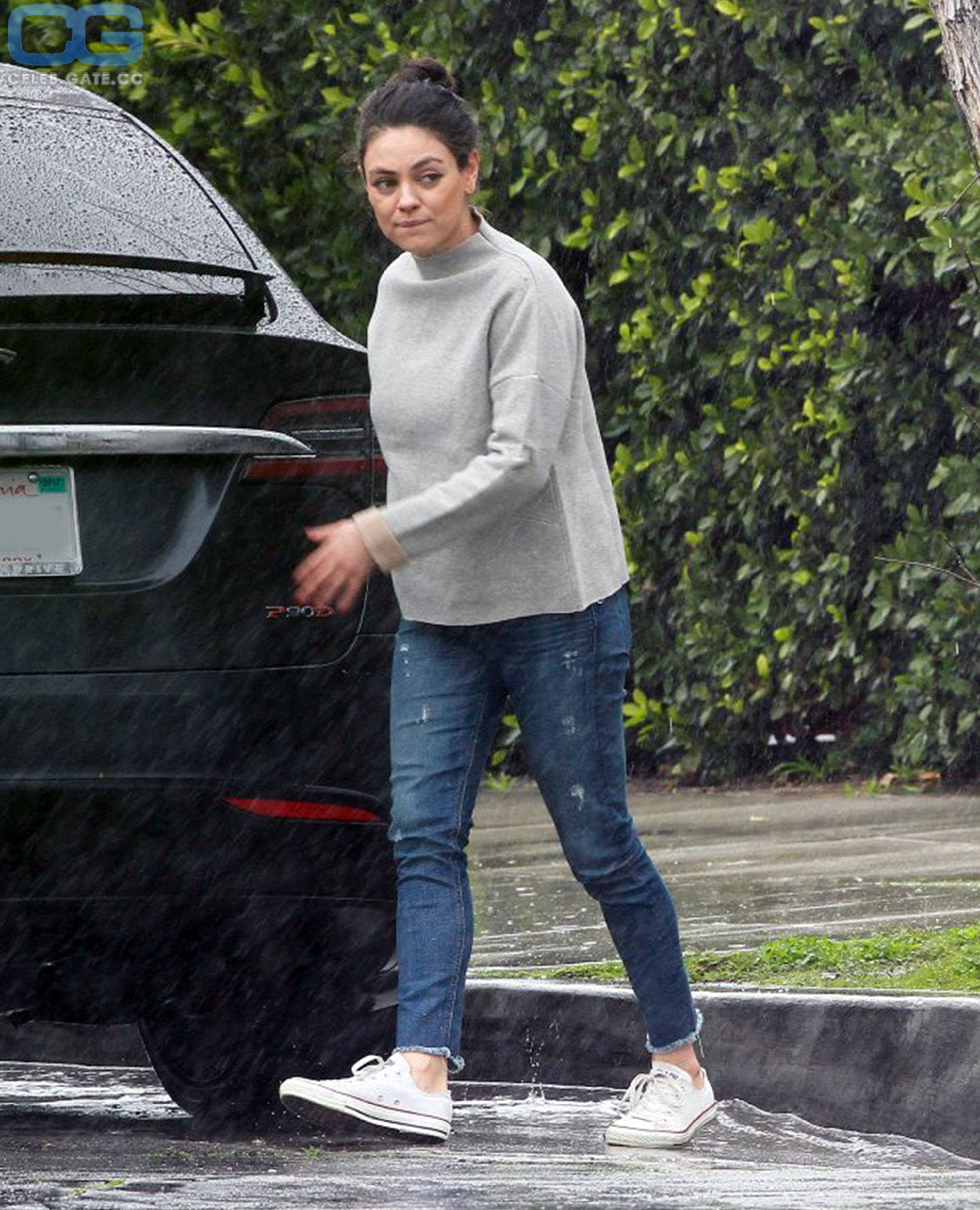 Mila Kunis jeans