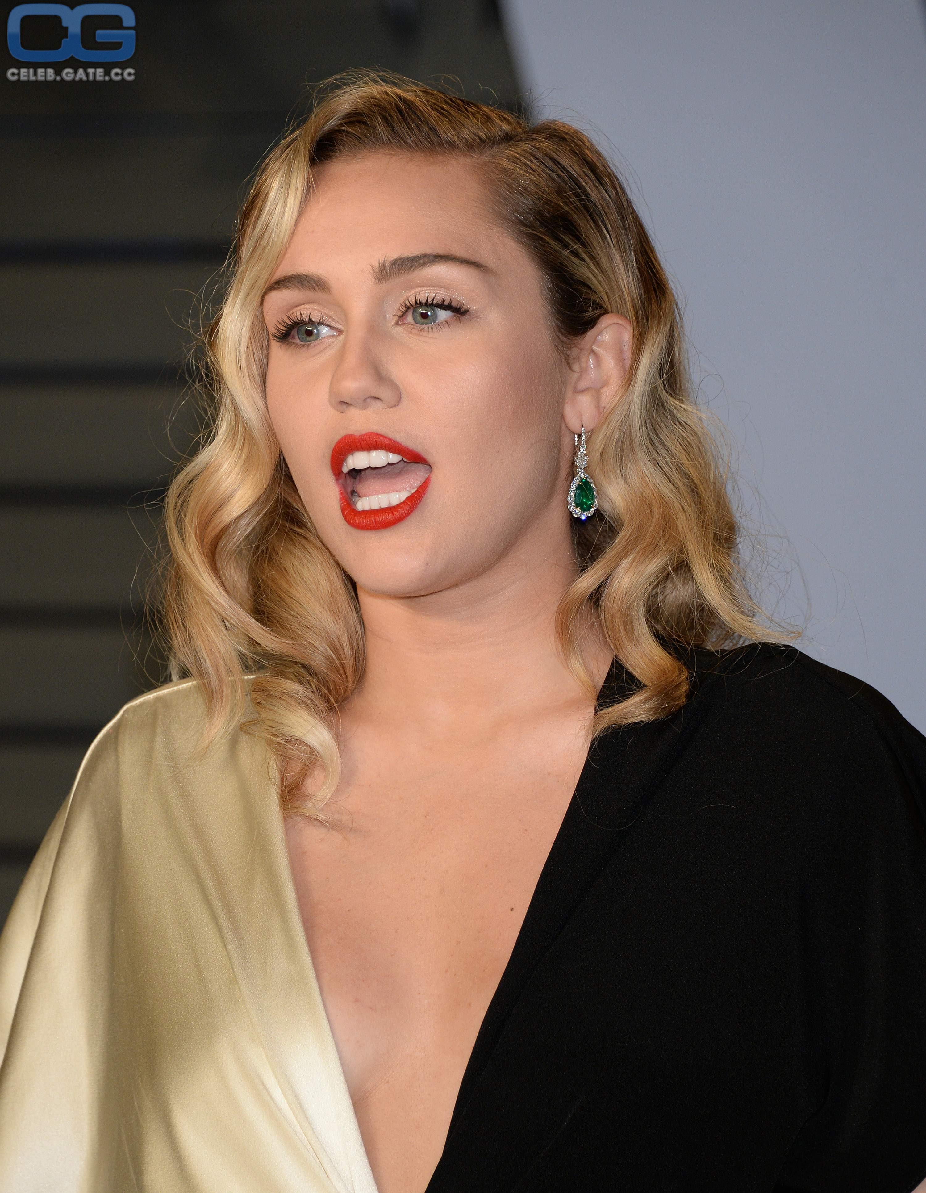 Miley Cyrus cleavage